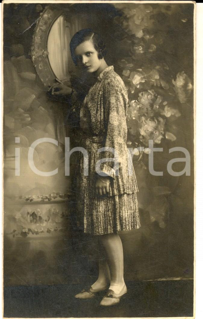 Fotografia d epoca originale 1930 ca VENARIA REALE Ritratto di adolescente con abito a pieghe Foto GALLIAN 1