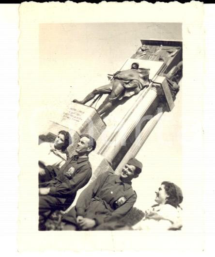 Fotografia d epoca originale 1939 REGGIO EMILIA Militari posano presso il Monumento ai Caduti Foto 5x6 cm 1