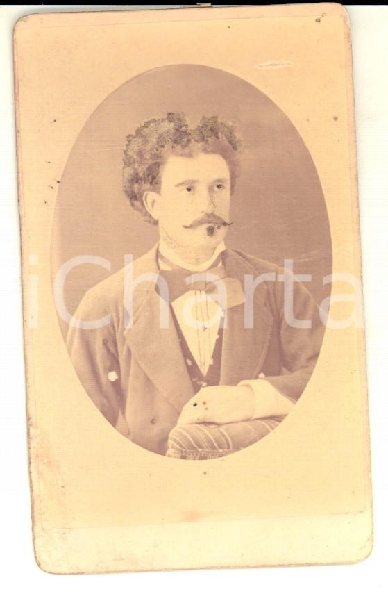Fotografia d epoca originale 1870 ca STRADELLA PV Ritratto di giovane uomo Foto L. ROSSI ritoccata a mano 1