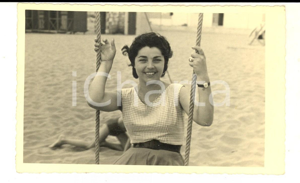 Fotografia d epoca originale 1950 ca MARINA DI GROSSETO Giovane donna sull altalena Foto cartolina BERTI 1