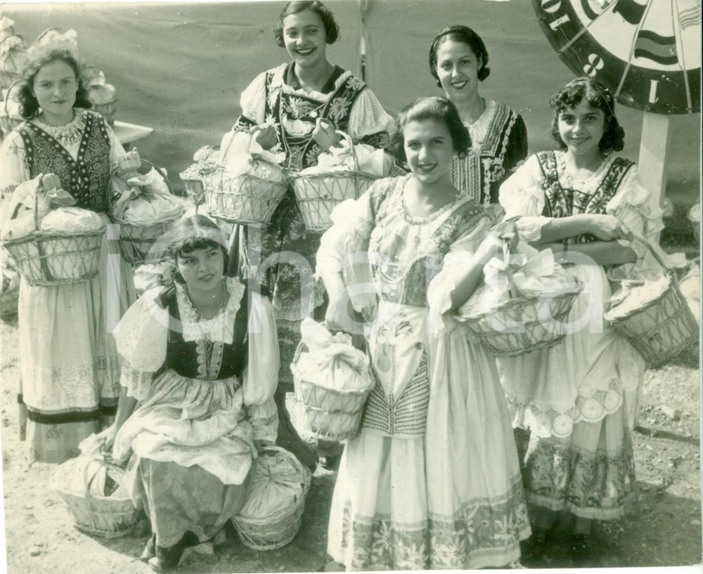 Fotografia d epoca originale 1930 ca MILANO Giovani contadine in costume tradizionale Fotografia 1