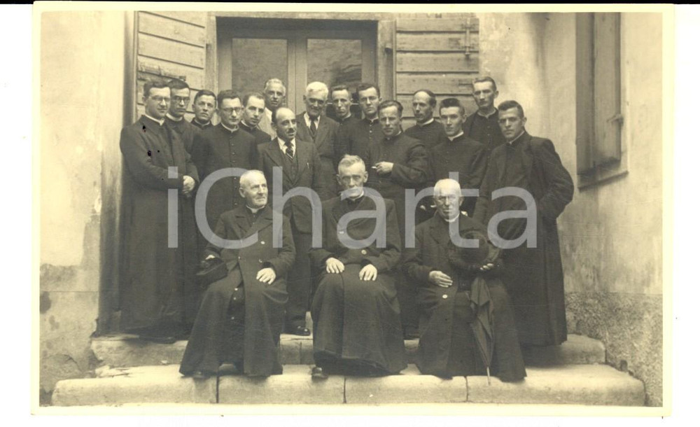 Fotografia d epoca originale 1940 ca MILANO Un gruppo di sacerdoti in cortile Foto cartolina VINTAGE 1