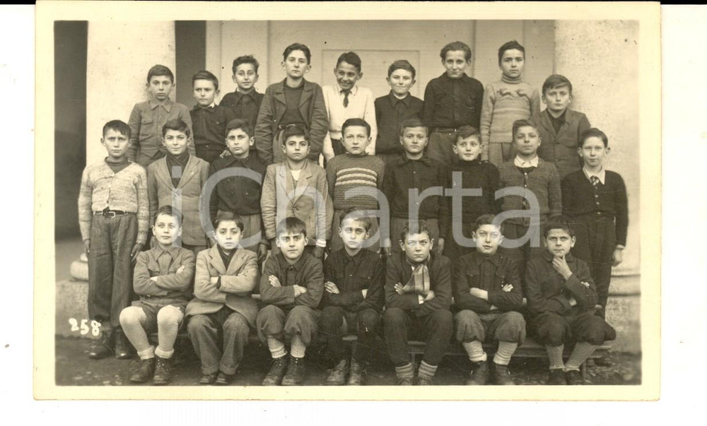 Fotografia d epoca originale 1950 ca MILANO Ritratto di una classe elementare maschile Foto cartolina 1