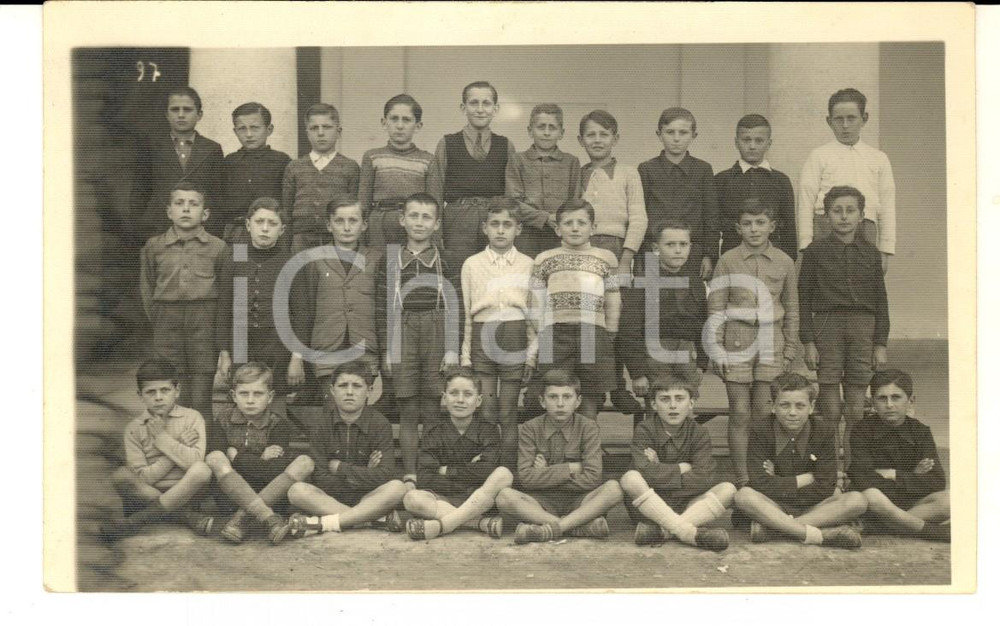 Fotografia d epoca originale 1950 ca MILANO Ritratto di classe elementare maschile Foto cartolina 1