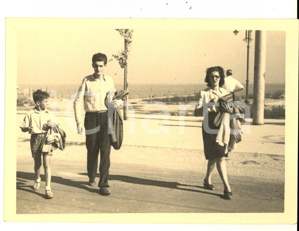 Fotografia d epoca originale 1946 LIDO DI VENEZIA Una famiglia a passeggio Foto VINTAGE ESPERIA 15x10 cm 1