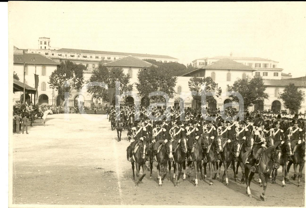 Fotografia d epoca originale 1940 ca REGIO ESERCITO Parata in caserma di CARABINIERI a cavallo Foto 16x11 cm 1