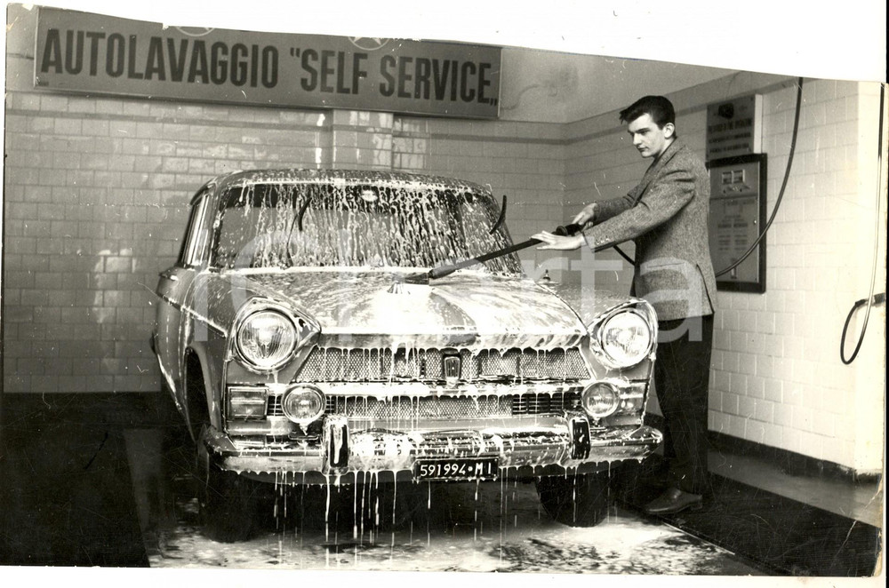 Fotografia d epoca originale 1960 ca MILANO Un autolavaggio self service Fotografia VINTAGE 25x16 cm 1