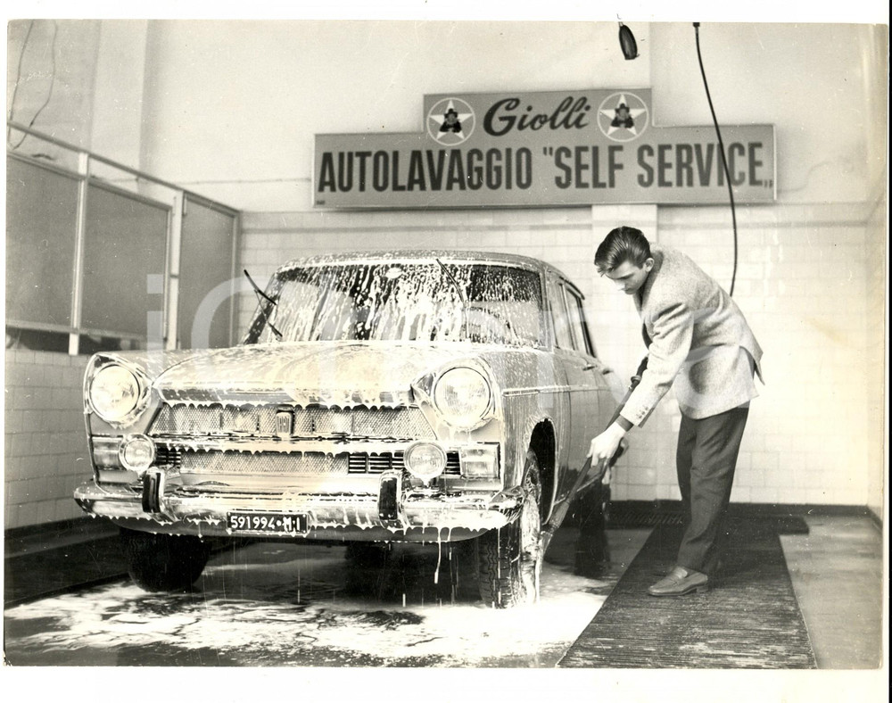 Fotografia d epoca originale 1960 ca MILANO Autolavaggio self service Foto VINTAGE 24x20 pubblicitÃ  GIOLLI 1