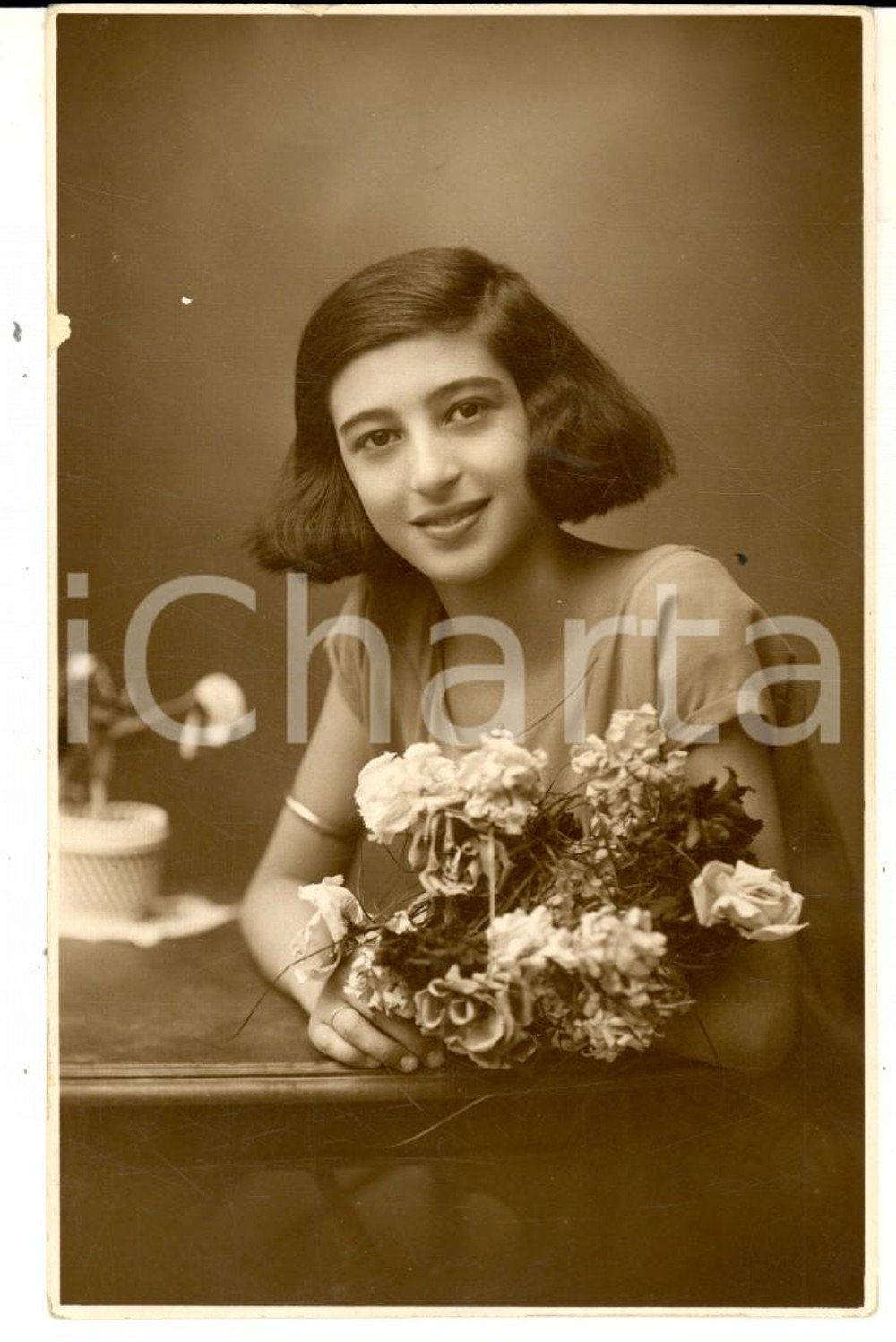Fotografia d epoca originale 1920 ca NAPOLI Ritratto di bambina con mazzo di fiori Foto cartolina FAGGELLA 1