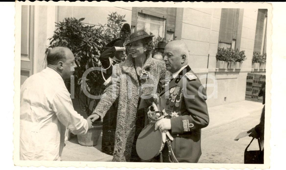 Fotografia d epoca originale 1945 ca Maria JosÃ© del BELGIO in visita presso un ospedale Foto cartolina RARA 1