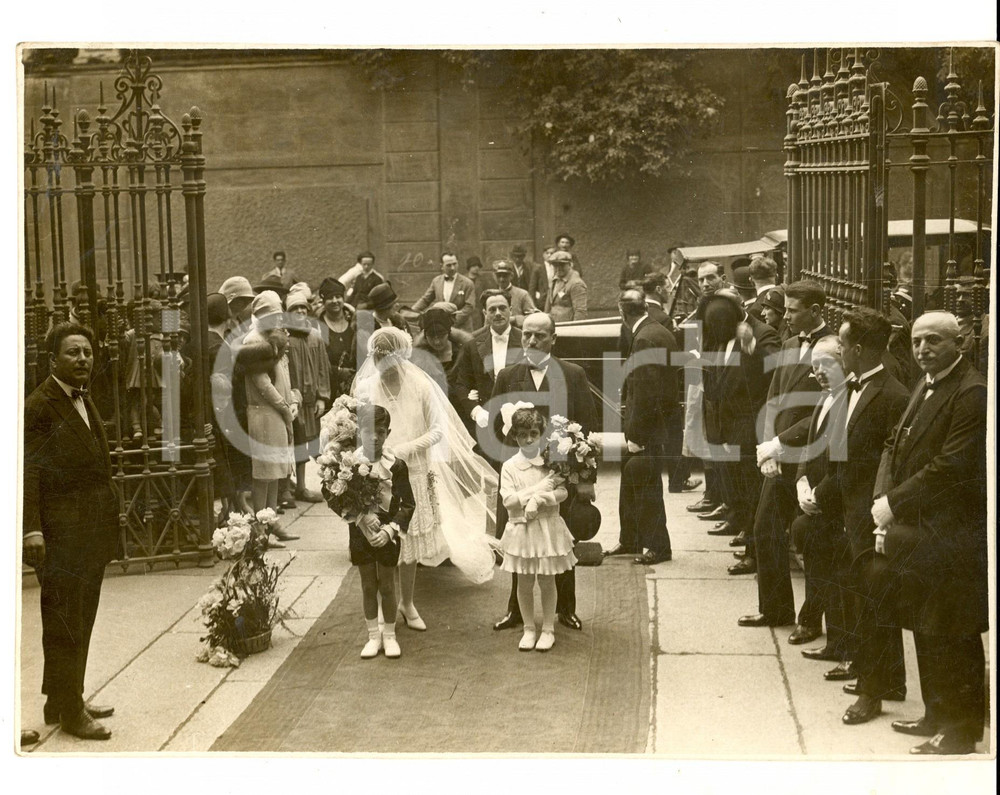 Fotografia d epoca originale 1930 ca MILANO L ingresso di una sposa con le damigelle Foto COSTUME 23x17 cm 1
