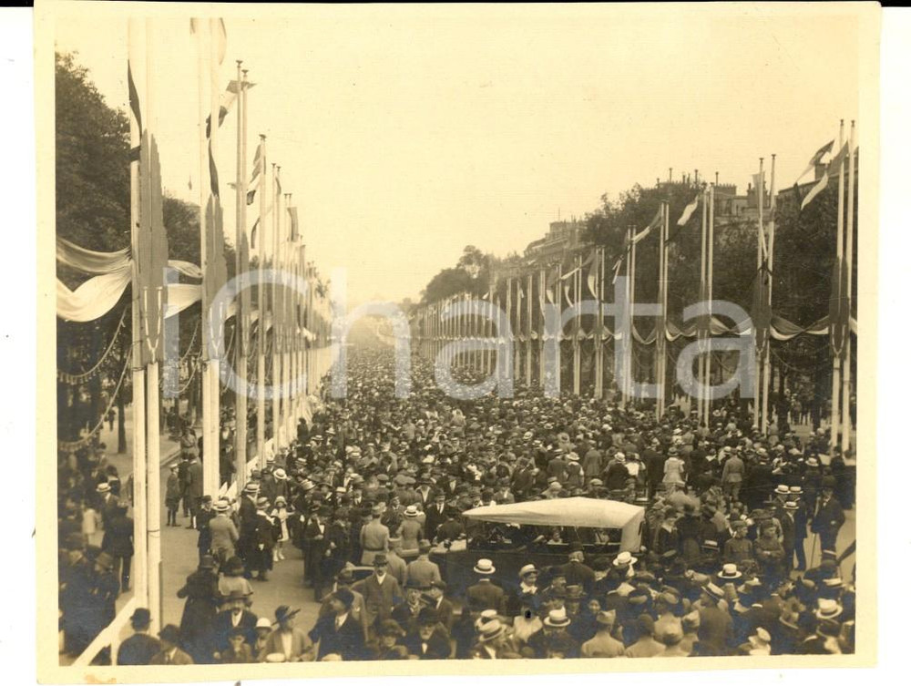 Fotografia d epoca originale 1919 PARIS FÃªtes de la Victoire  Una via affollata Fotografia 12x11 cm 1