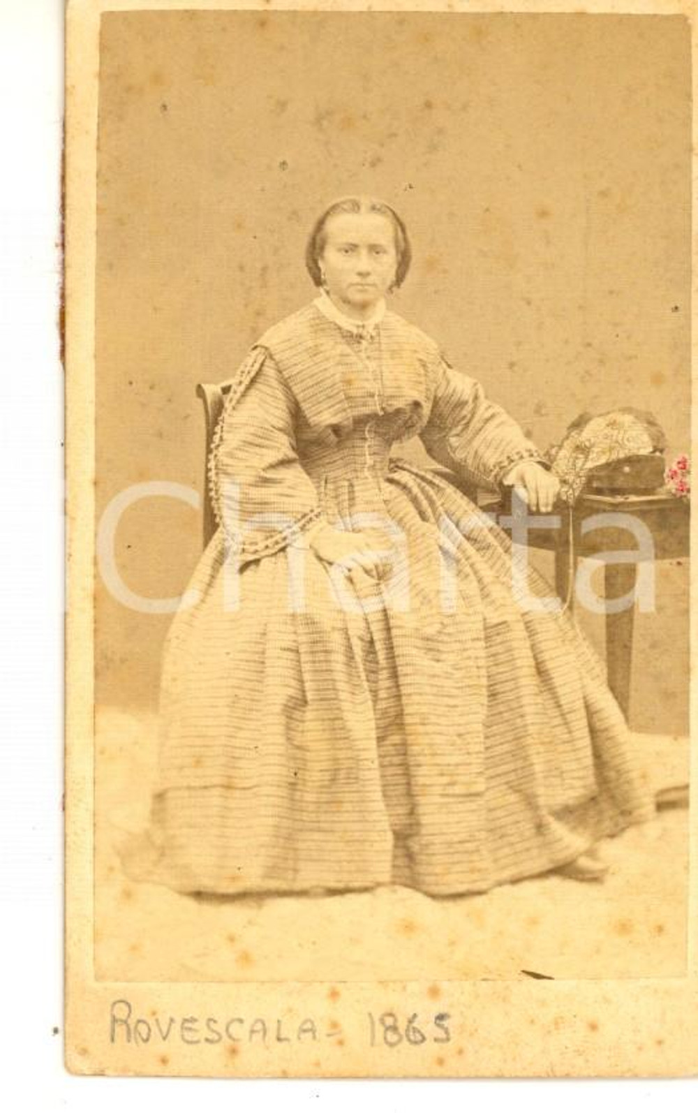 Fotografia d epoca originale 1865 ROVESCALA PV Ritratto di donna con abito a righe Foto CDV VINTAGE 1