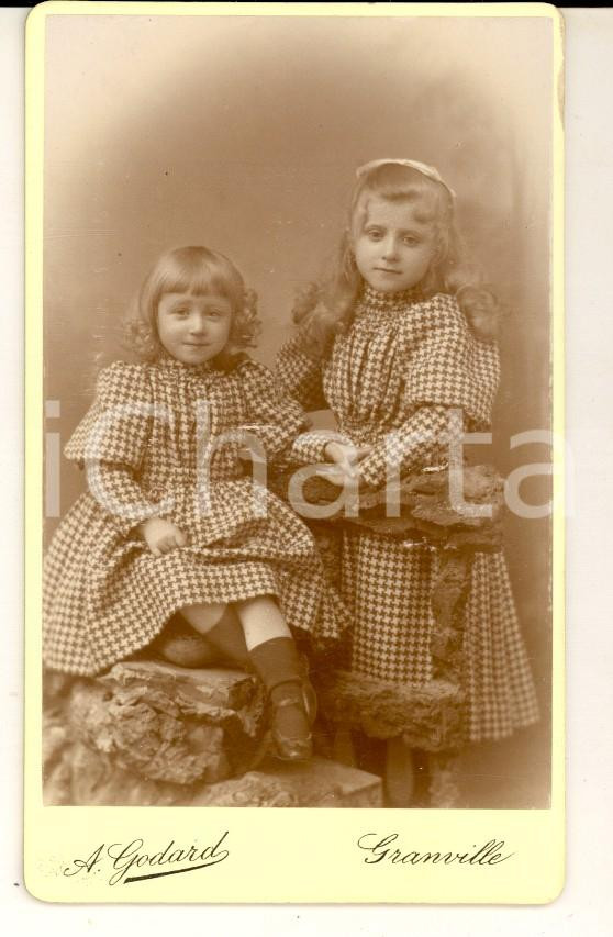 Fotografia d epoca originale 1890 ca GRANVILLE F Due sorelline in abito a quadretti Foto GODARD CDV 1