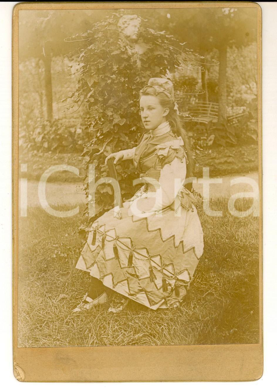 Fotografia d epoca originale 1890 ca AREA FRANCESE ? Adolescente con ventaglio e abito a rombi Foto VINTAGE 1
