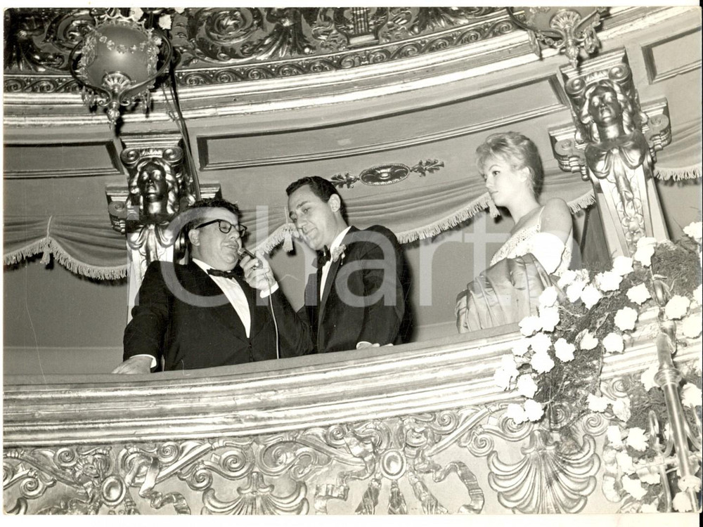 Fotografia d epoca originale 1960 ca TORINO TEATRO CARIGNANO Alberto SORDI intervista in un palco Foto 18x13 1