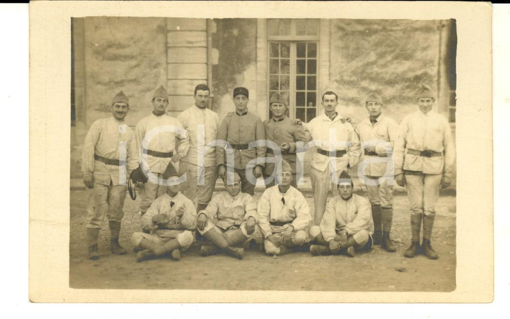 Fotografia d epoca originale 1915 ca WW1 ARMEE DE FRANCE Soldats dans une cour  Photo carte postale 1
