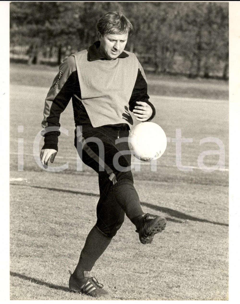 Fotografia d epoca originale 1980 ca CALCIO INTER Allenamento del giocatore KOVACEVIC Fotografia 18x24 1