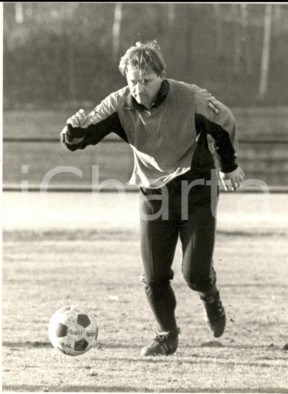 Fotografia d epoca originale 1980 ca CALCIO INTER Ritratto del giocatore KOVACEVIC in allenamento Foto 18x24 1