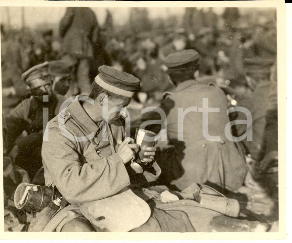 Fotografia d epoca originale 1940 ca WW2 ZONA DI GUERRA Il rancio di un soldato Fotografia 11x9 cm 1