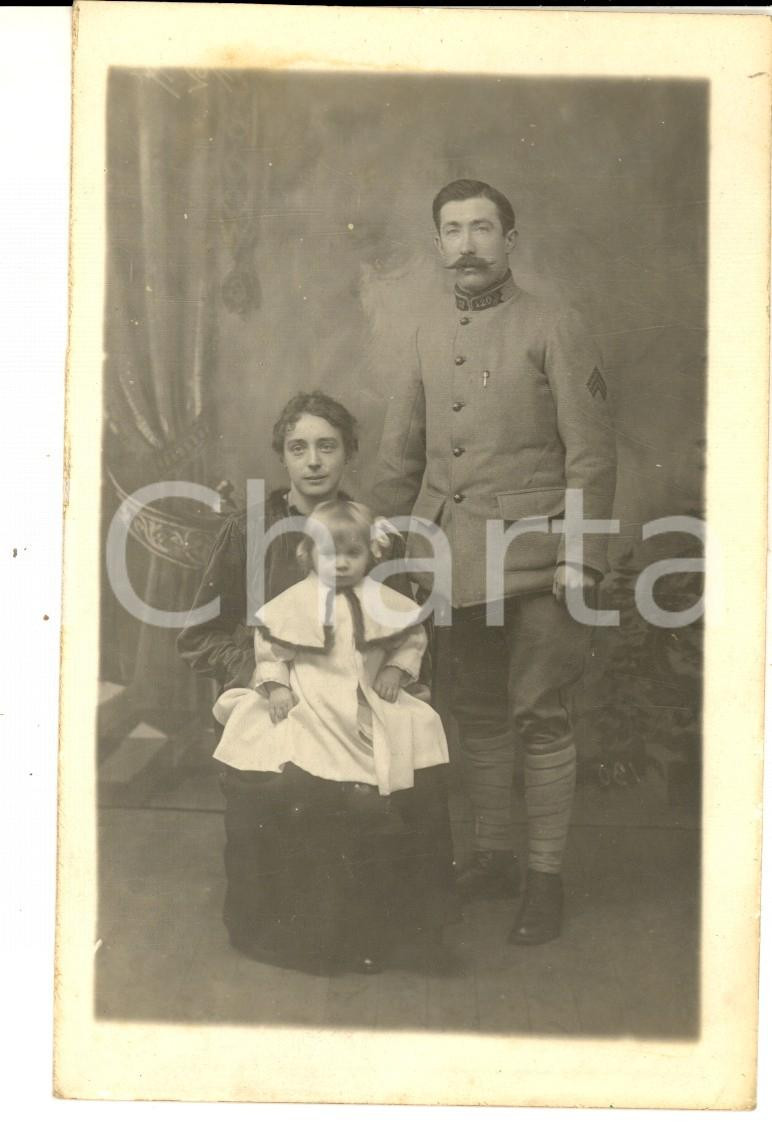 Fotografia d epoca originale 1915 ca WW1 FRANCE Officier du 121 rÃ©giment avec sa famille Photo carte postale 1