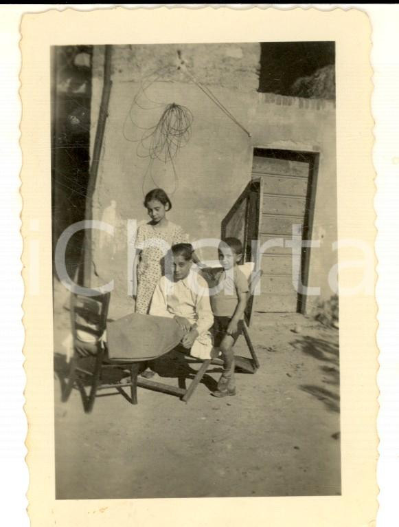 Fotografia d epoca originale 1950 ca TORINO Piccolo convalescente in cortile Foto GROSPIETRO VINTAGE 7x9 cm 1