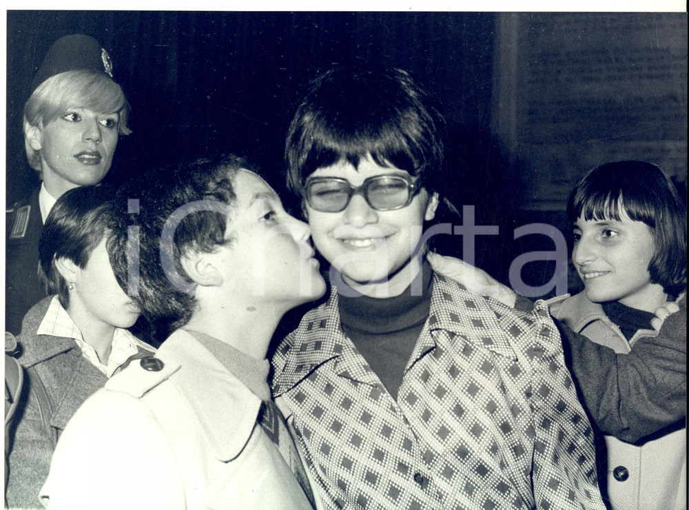Fotografia d epoca originale 1977 ROMA Premio LIVIO TEMPESTA ai bambini buoni  Bacio vincitori Foto 24x18 1