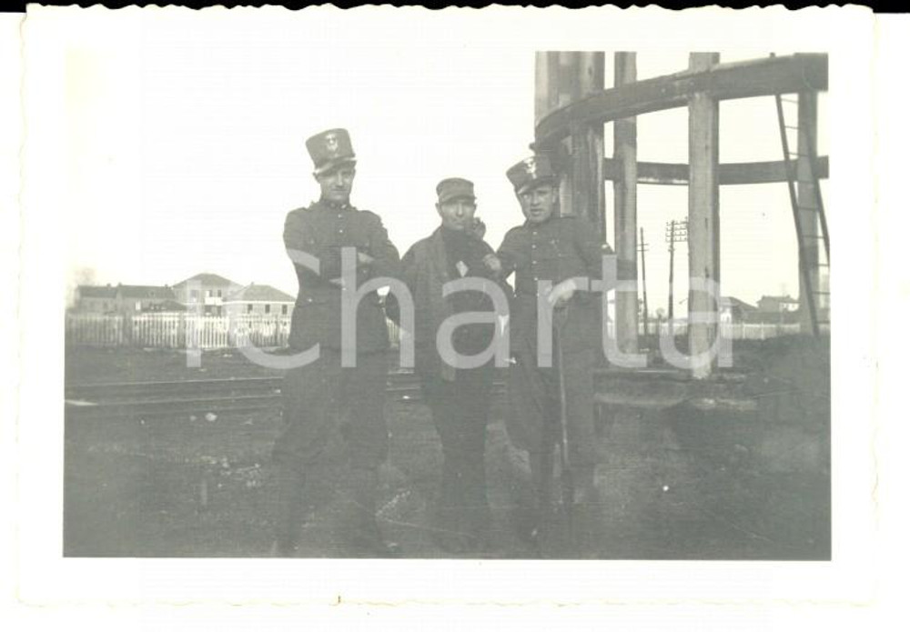 Fotografia d epoca originale 1932 CHIVASSO TO Ritratto di tre ufficiali allo scalo ferroviario Foto 9x6 cm 1