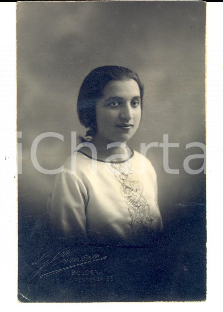 Fotografia d epoca originale 1930 ca BOLOGNA Fanciulla con camicia ricamata Foto cartolina G. CAMERA 1