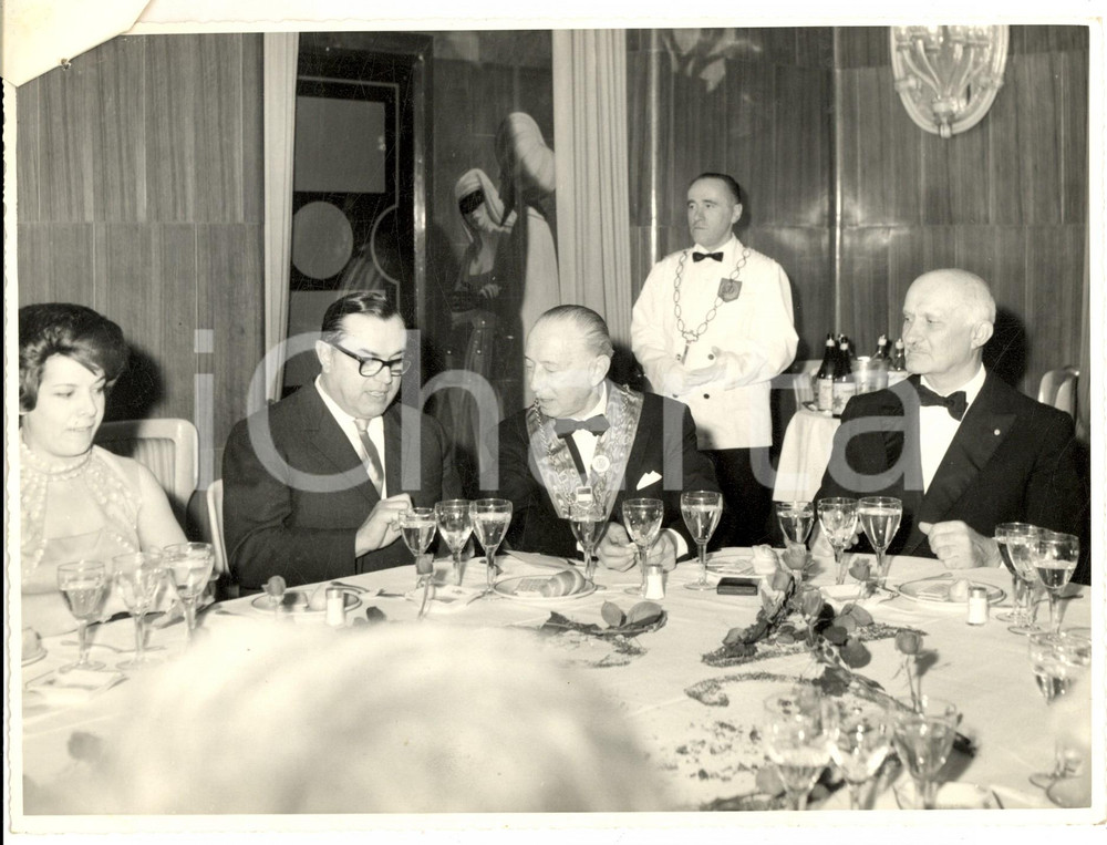 Fotografia d epoca originale 1967 MILANO Cena di gala studio TECNICO LAVIZZARI Foto 24x18 cm 1
