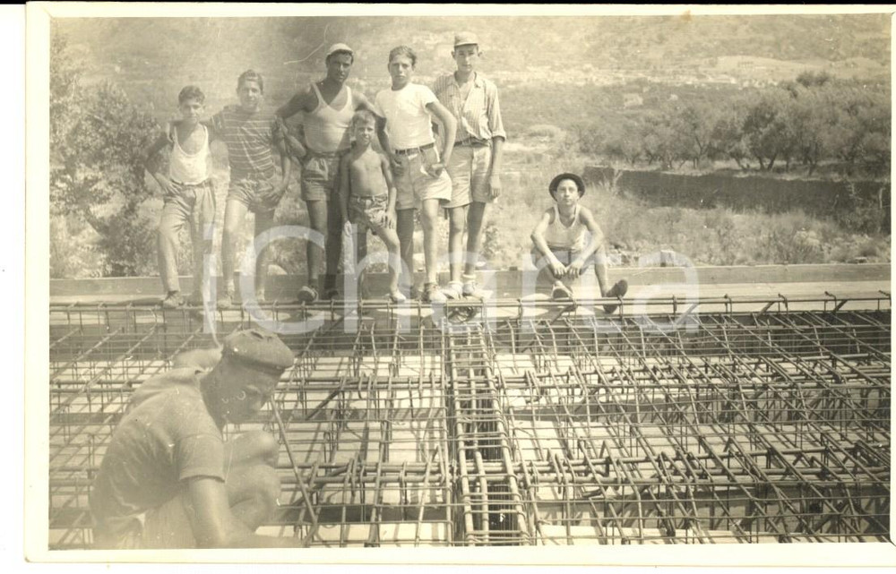 Fotografia d epoca originale 1940 ca AREA LOMBARDA Operai e garzoni in un cantiere edile Foto cartolina FP 1