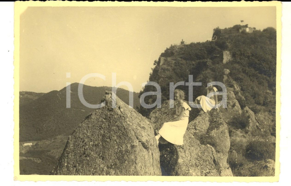 Fotografia d epoca originale 1930 AREA VENETA Fanciulle su roccia in abito bianco Foto PIGNATTO MESTRE 15x10 1