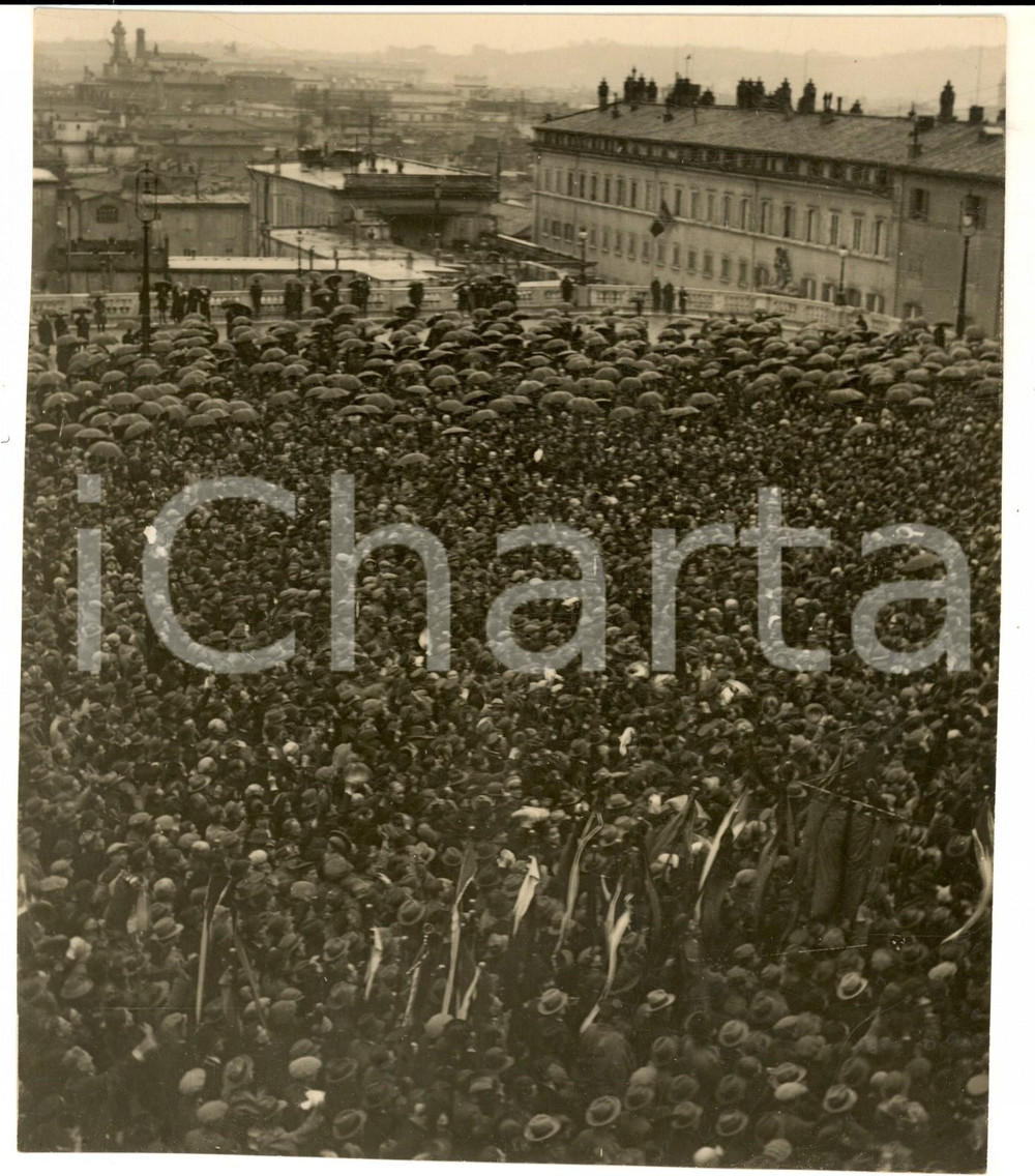 Fotografia d epoca originale 1930 ca ROMA QUIRINALE Folla in piazza sotto la pioggia Foto ISTITUTO LUCE 1