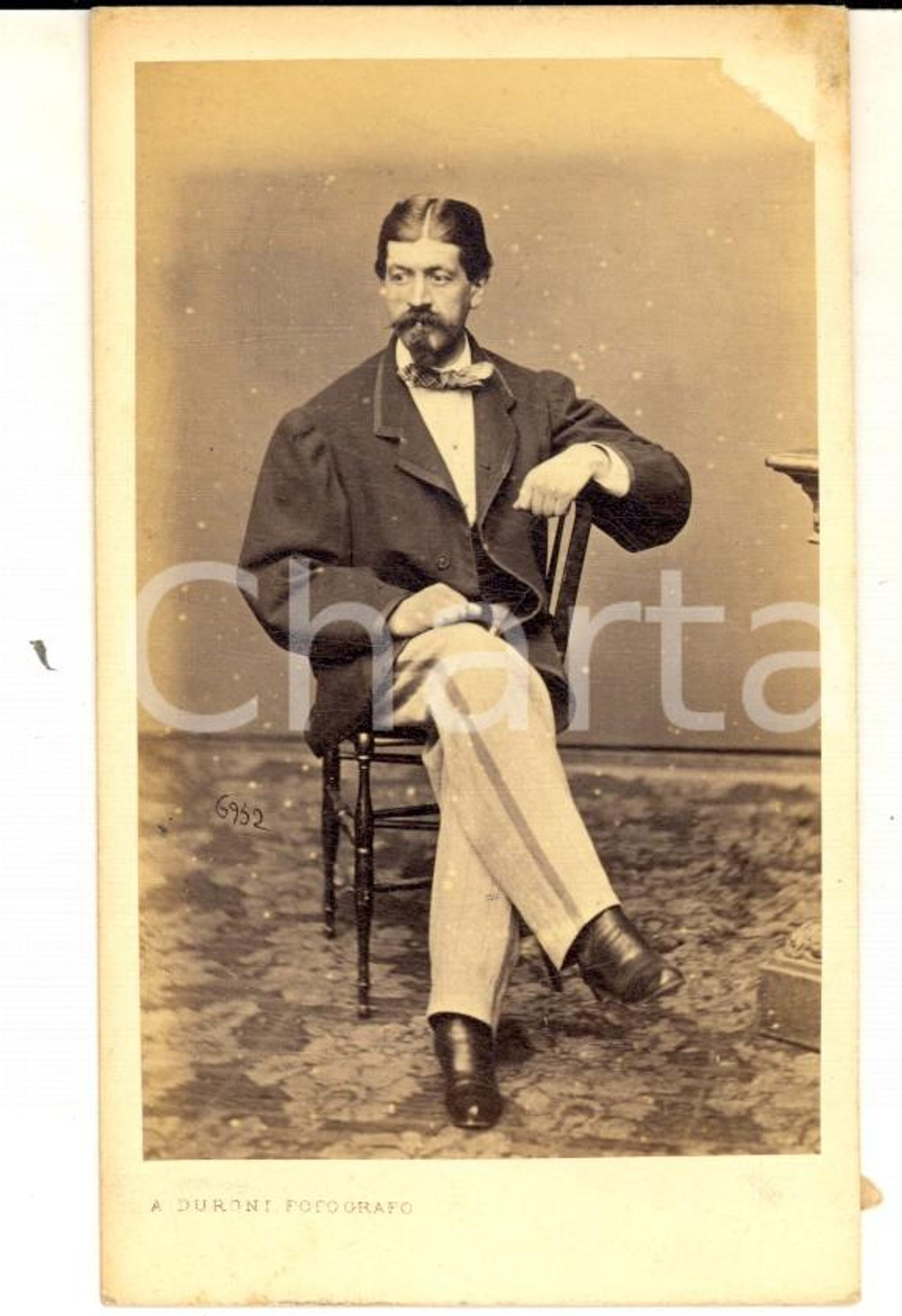Fotografia d epoca originale 1880 ca MILANO Ritratto maschile con pantaloni bianchi Foto DURONI CDV 1