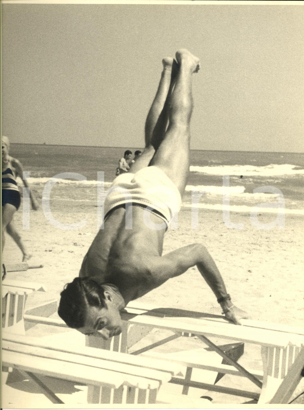 Fotografia d epoca originale 1950 ca LIGURIA Esercizi ginnici in spiaggia Foto artistica  Vittorio DUEGNAS 1