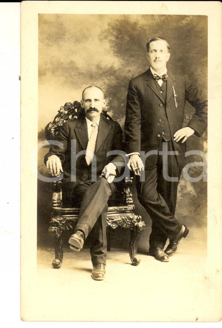 Fotografia d epoca originale 1920 ca USA Couple of men with their cigars VINTAGE photo postcard 1