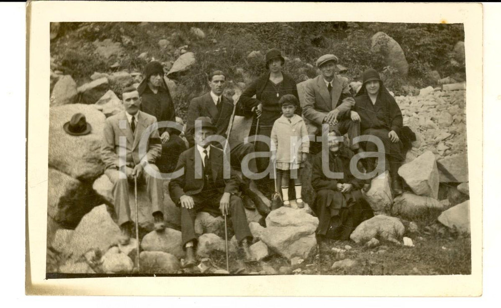 Fotografia d epoca originale 1930 ca AREA LOMBARDA Escursionisti con anziana in abito nero Foto cartolina 1