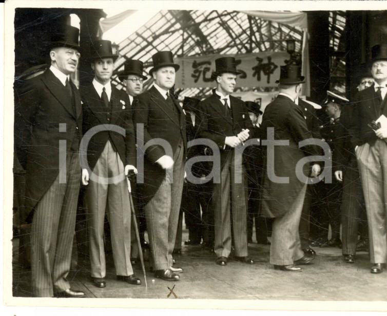 Fotografia d epoca originale 1920 ca LONDON ? Gentiluomini a una fiera giapponese Foto 9x7 cm VINTAGE 1
