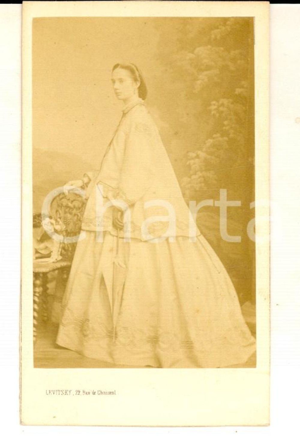 Fotografia d epoca originale 1865 ca PARIS Ritratto di donna in ampio abito bianco Foto LEVITSKY CDV 1