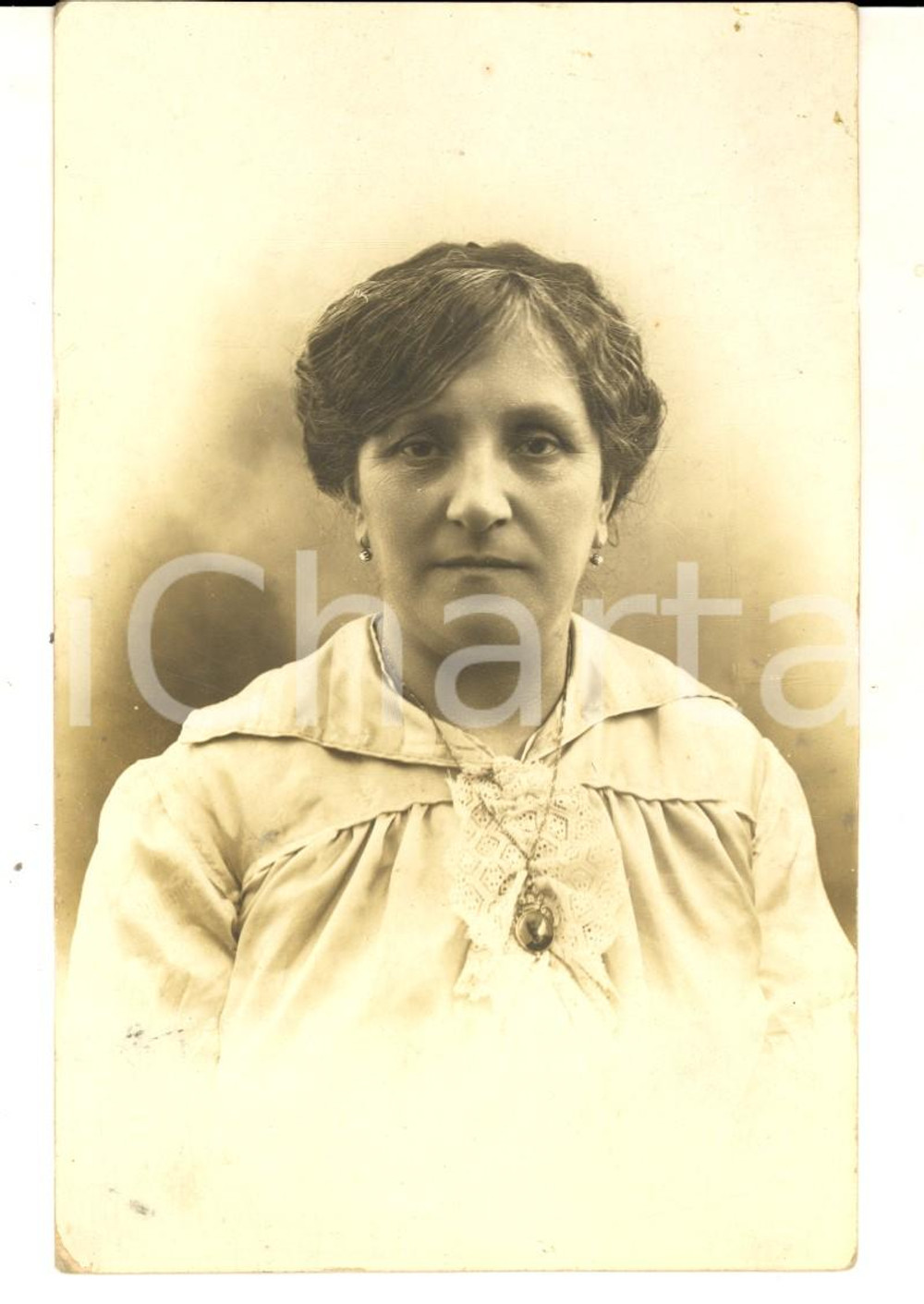 Fotografia d epoca originale 1930 ca MILANO Ritratto di donna con cameo del marito Foto cartolina MUZIO 1