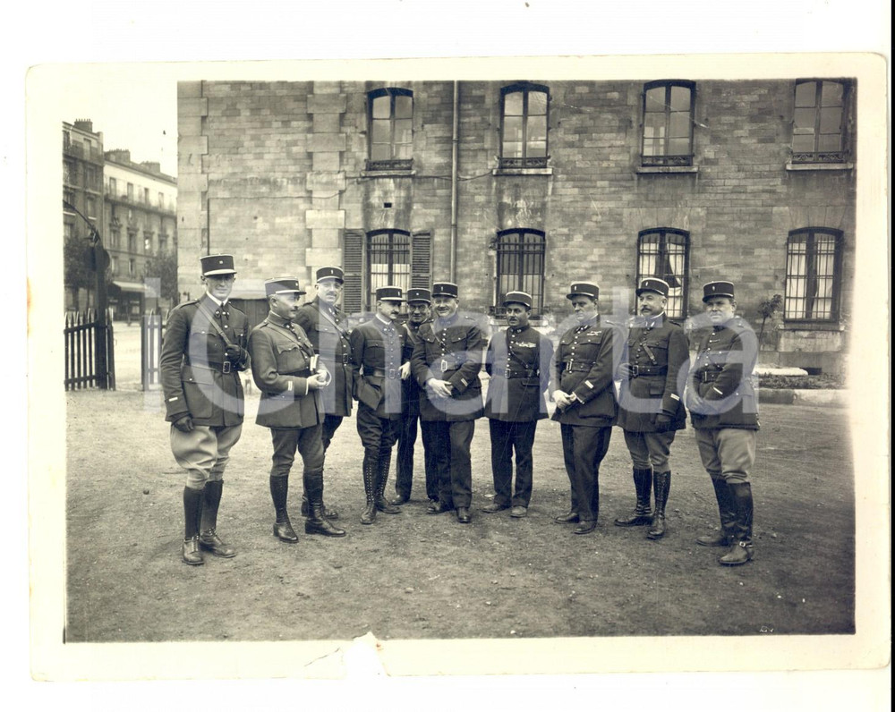 Fotografia d epoca originale 1920 ca FRANCE ARMEE DE TERRE Groupe d officiers dans une cour Photo 18x13 cm 1