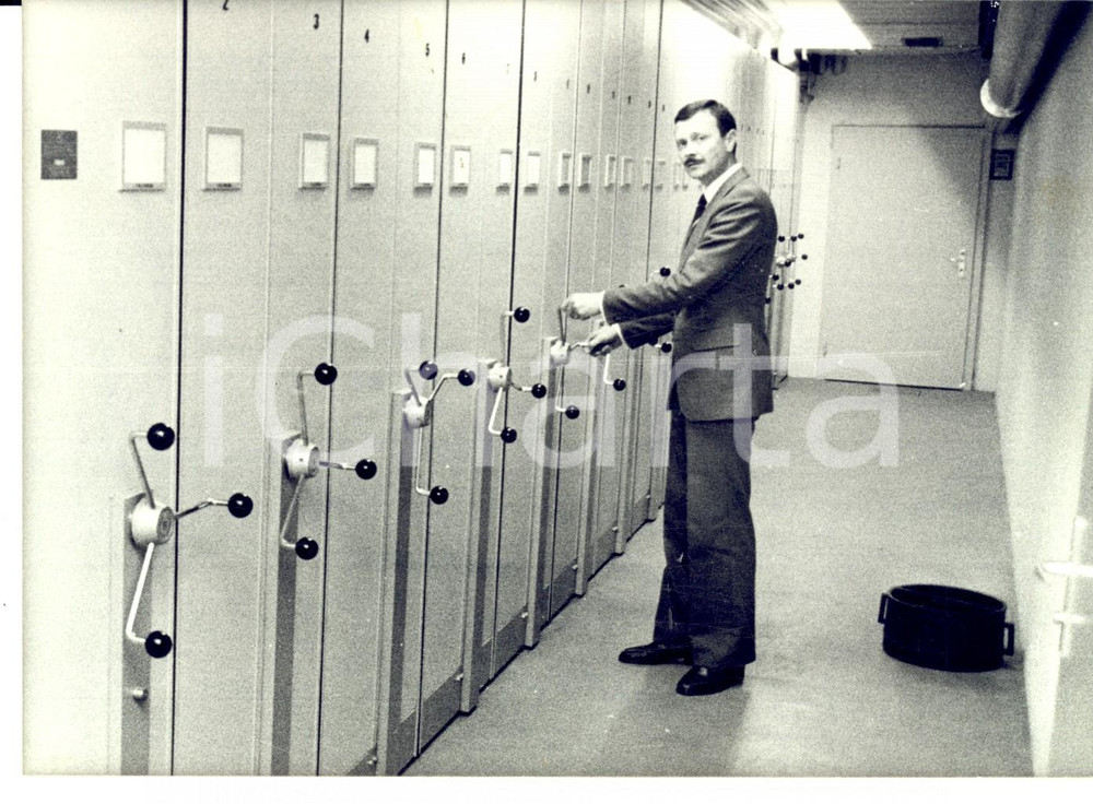 Fotografia d epoca originale 1985 SUISSE Archivista con scaffalatura mobile Foto Daniel SCHMITT 24x17 cm 1