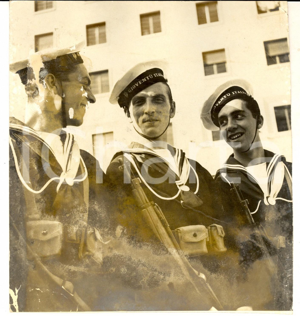 Fotografia d epoca originale 1940 ROMA REGIA MARINA Giovani in divisa GIL Foto GRAVEMENTE DANNEGGIATA 1