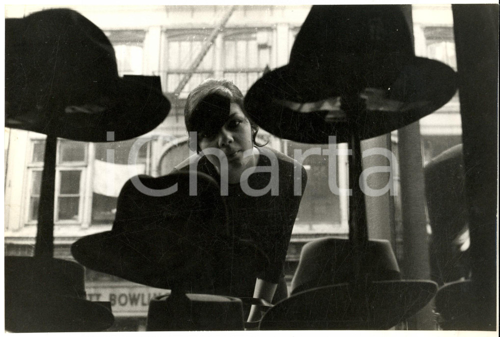 Fotografia d epoca originale 1960 ca FRANCE Attrice osserva un negozio di cappelli Foto ARTISTICA 25x17 1