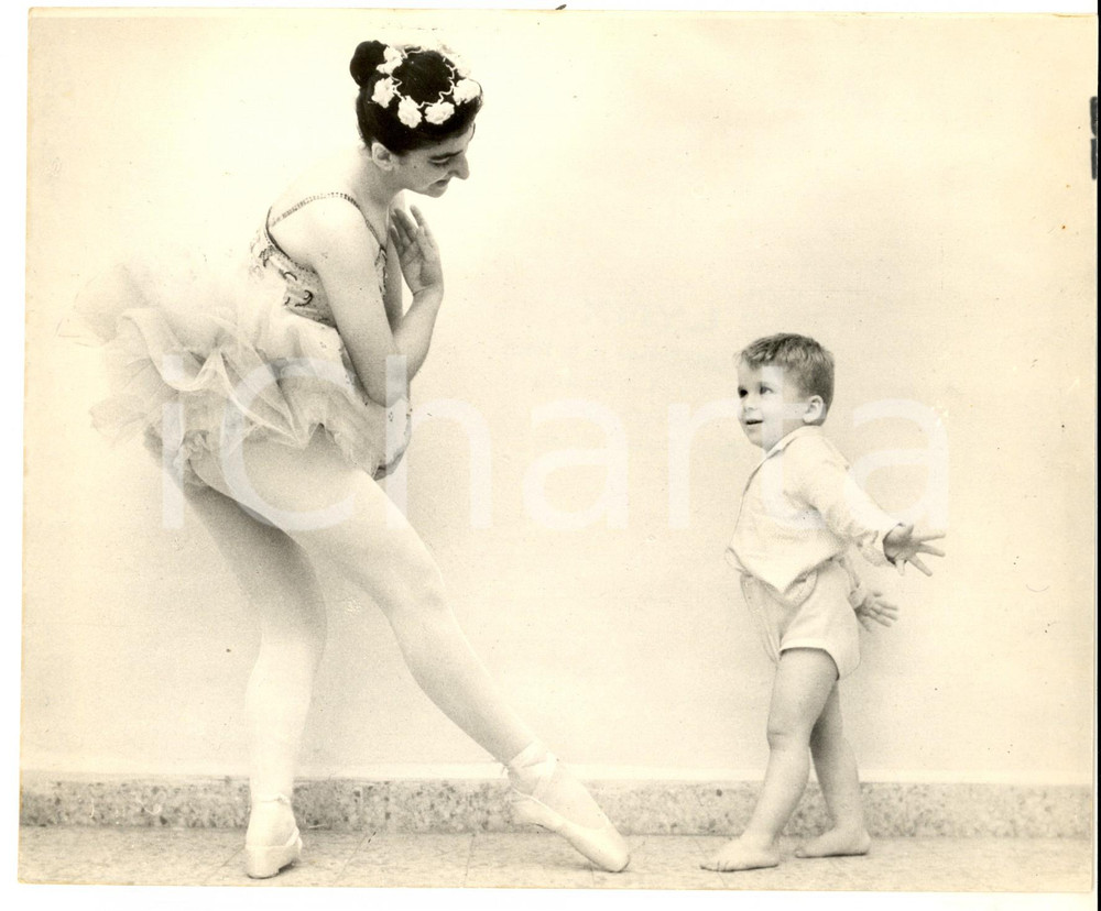 Fotografia d epoca originale 1960 ca FRANCE DANZA CLASSICA Ballerina insegna passo a un bambino Foto 22x17 1