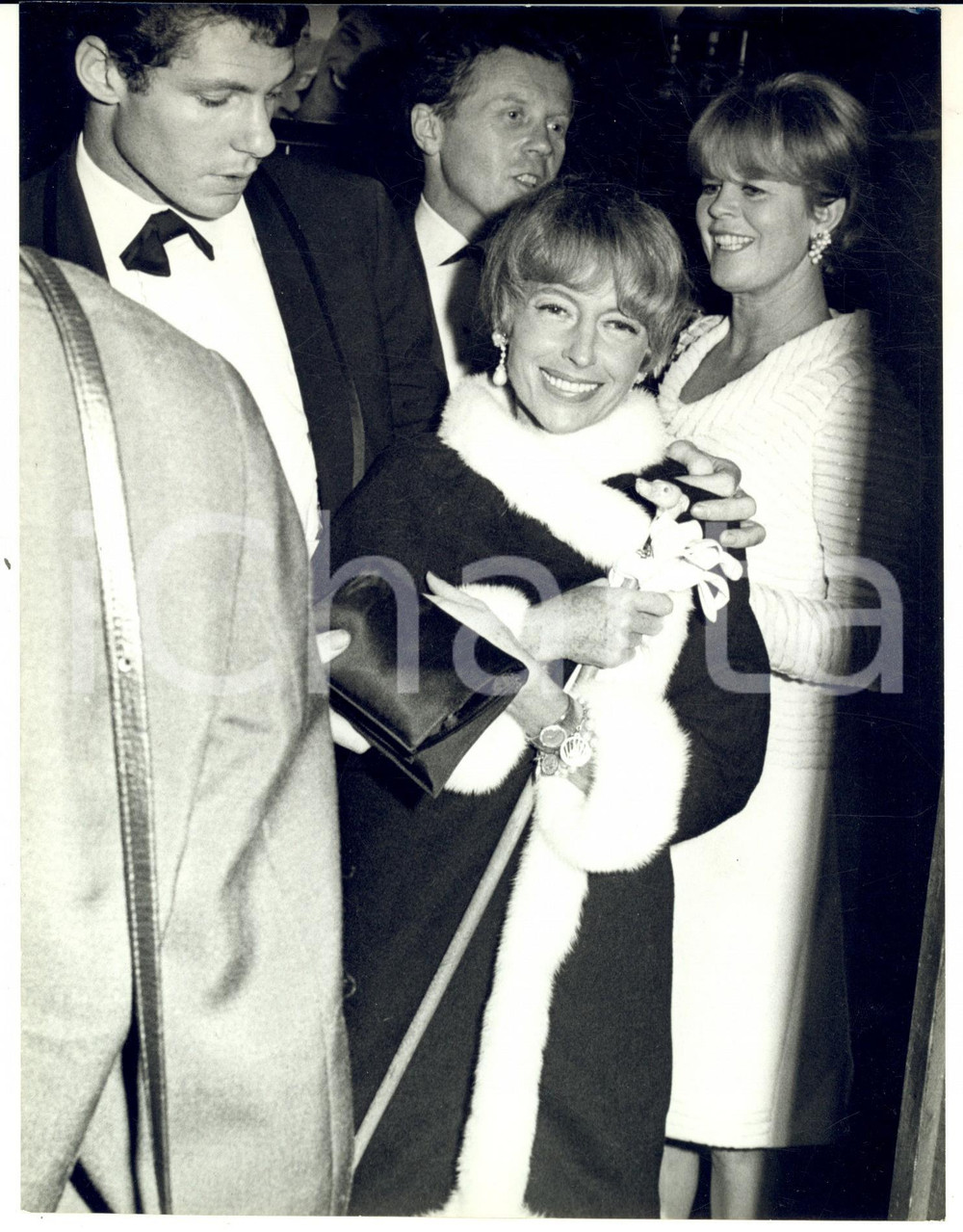 Fotografia d epoca originale 1960 ca PARIS Madame WEISCHELLER durante una serata di gala Foto 1