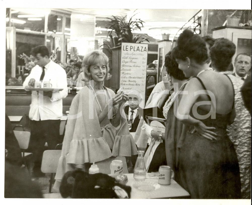 Fotografia d epoca originale 1960 ca PARIS Madame WEISCHELLER durante una serata all Hotel PLAZA Foto 1