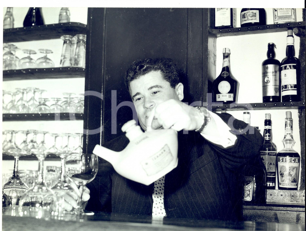 Fotografia d epoca originale 1960 ca PARIS Il cantante basco PONCERET al bancone di un bar Foto 24x18 1