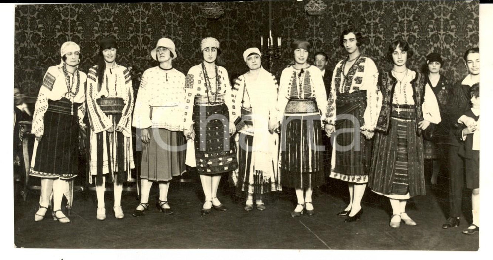 Fotografia d epoca originale 1935 ca ROMA Donne in costume tradizionale accolte dal Governo Foto 17x9 1