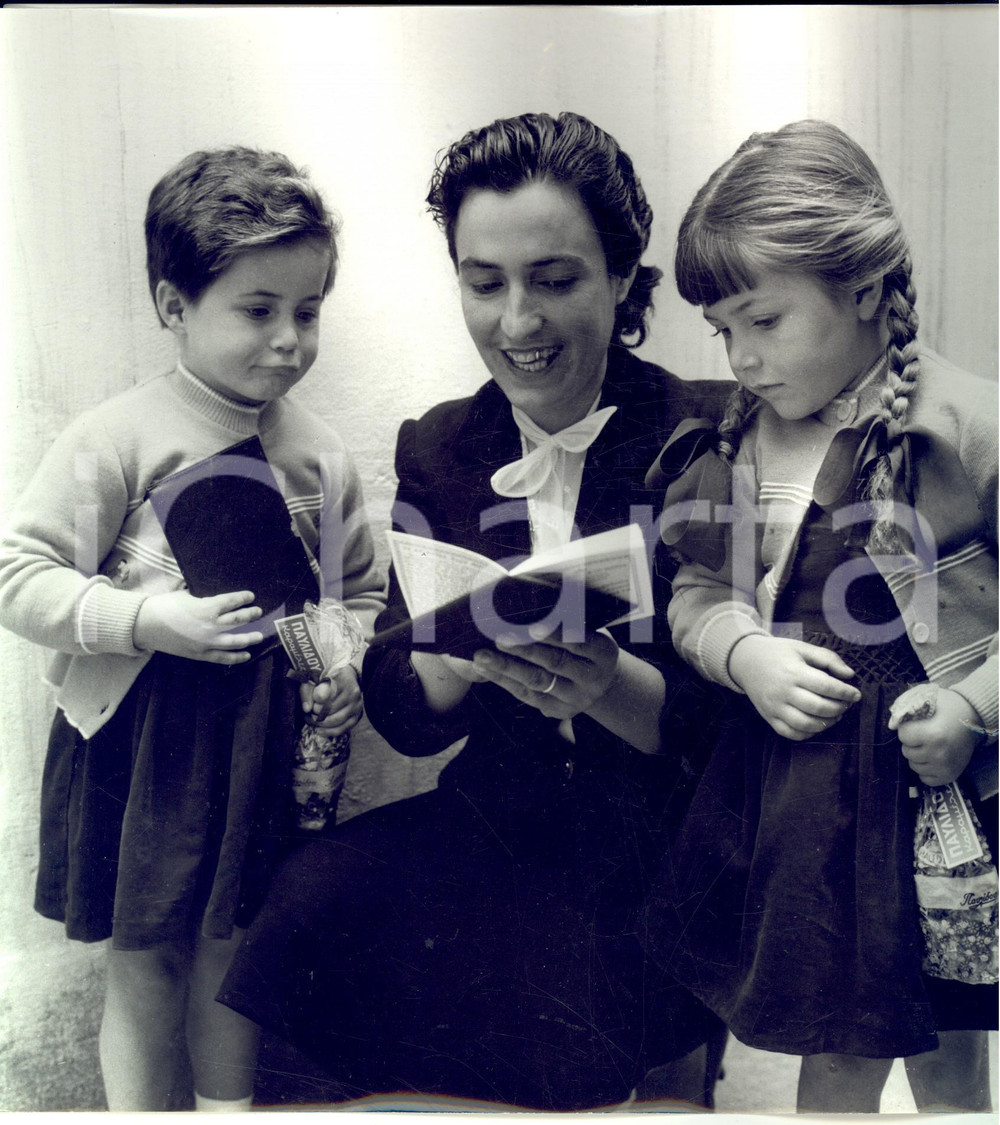 Fotografia d epoca originale 1960 ca GRECIA Giovane madre con due fratellini Foto VINTAGE 21x24 cm 1